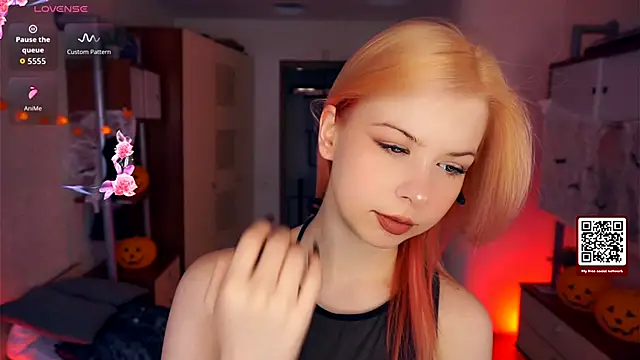 LynetHakes online show from 10-10-25, 04:22