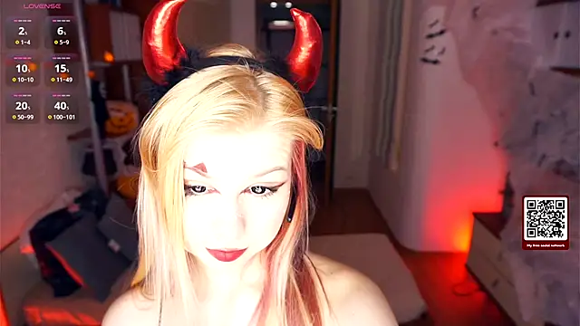 LynetHakes online show from 10-31-25, 05:41