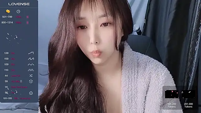 Snapshot of tunestar chatting on 01-29-25, 01:37 tunestar online show from 01-29-25, 01:37