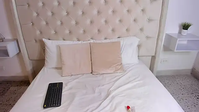 Snapshot of bella_bloomg chatting on 02-21-25, 10:48 bella bloomg online show from 02-21-25, 10:48