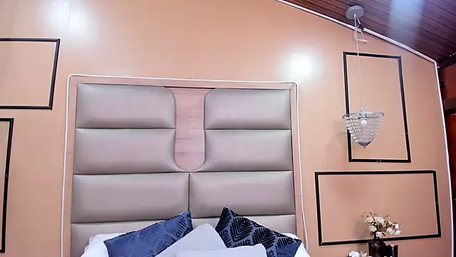 Snapshot of CAYLINCOLLINS chatting on 10-23-25, 03:39 CAYLINCOLLINS online show from 10-23-25, 03:39