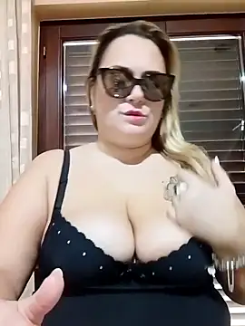 Snapshot of topina8 chatting on 11-15-25, 03:19 topina8 online show from 11-15-25, 03:19