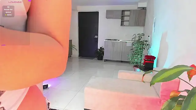 Snapshot of Hannah_Jonhson chatting on 11-16-25, 02:28 Hannah Jonhson online show from 11-16-25, 02:28