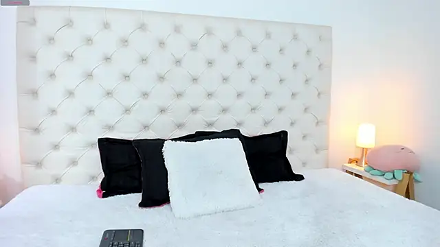 Snapshot of esmeralda06 chatting on 03-11-25, 03:45 esmeralda06 online show from 03-11-25, 03:45