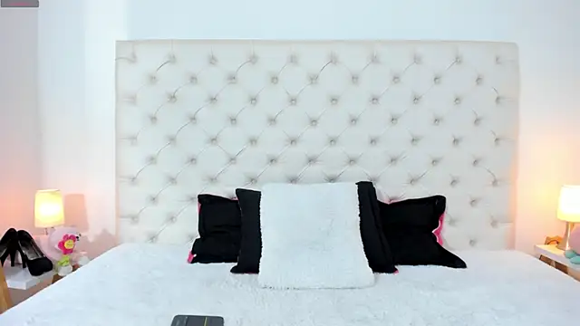 Snapshot of esmeralda06 chatting on 03-21-25, 12:06 esmeralda06 online show from 03-21-25, 12:06