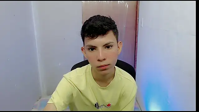 Snapshot of Alexxx_lov chatting on 02-19-25, 12:33 Alexxx lov online show from 02-19-25, 12:33