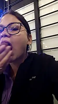 Snapshot of Vale_Saenzz chatting on 03-09-25, 03:32 Vale Saenzz online show from 03-09-25, 03:32