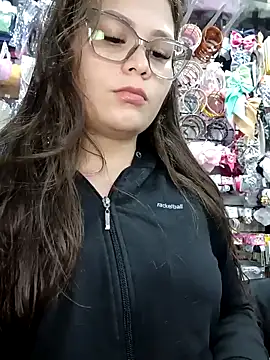 Snapshot of Vale_Saenzz chatting on 09-15-25, 11:38 Vale Saenzz online show from 09-15-25, 11:38