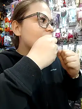 Snapshot of Vale_Saenzz chatting on 10-08-25, 08:28 Vale Saenzz online show from 10-08-25, 08:28