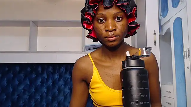 Snapshot of YoungDiva69 chatting on 10-26-25, 06:52 YoungDiva69 online show from 10-26-25, 06:52