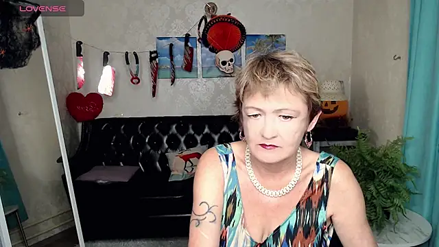 Snapshot of SexyGrandma_ chatting on 10-23-25, 05:01 SexyGrandma  online show from 10-23-25, 05:01
