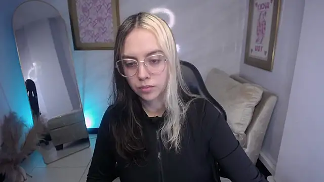 Hela v online show from 09-19-25, 12:06