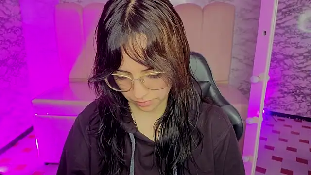 Hela v online show from 04-25-26, 01:03