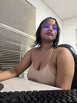 Snapshot of my_cam chatting on 03-05-25, 01:21 my cam online show from 03-05-25, 01:21