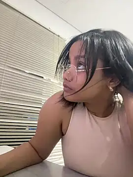 Snapshot of my_cam chatting on 03-13-25, 12:05 my cam online show from 03-13-25, 12:05