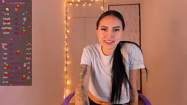 Snapshot of Little__Linda chatting on 02-11-25, 12:28 Little  Linda online show from 02-11-25, 12:28