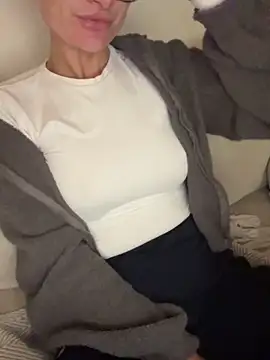 Snapshot of Phoebe_Lily chatting on 10-12-25, 07:24 Phoebe Lily online show from 10-12-25, 07:24