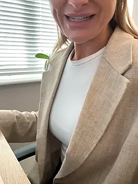 Snapshot of Phoebe_Lily chatting on 10-28-25, 02:42 Phoebe Lily online show from 10-28-25, 02:42