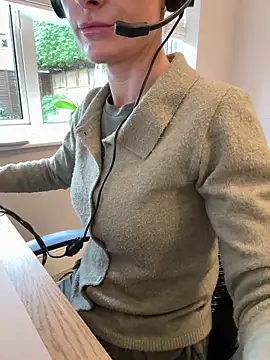 Snapshot of Phoebe_Lily chatting on 10-29-25, 10:17 Phoebe Lily online show from 10-29-25, 10:17