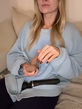 Snapshot of Phoebe_Lily chatting on 11-16-25, 09:53 Phoebe Lily online show from 11-16-25, 09:53