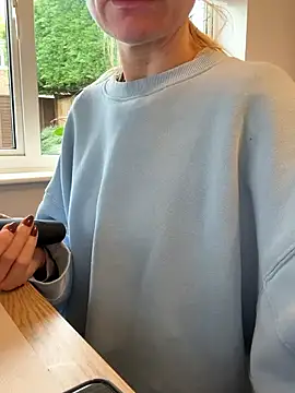 Snapshot of Phoebe_Lily chatting on 11-18-25, 10:52 Phoebe Lily online show from 11-18-25, 10:52