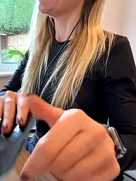 Snapshot of Phoebe_Lily chatting on 11-19-25, 01:33 Phoebe Lily online show from 11-19-25, 01:33