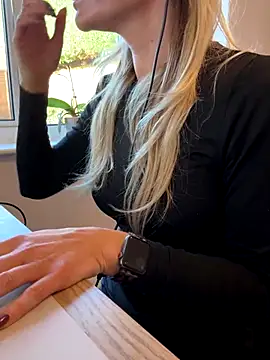 Snapshot of Phoebe_Lily chatting on 11-24-25, 09:42 Phoebe Lily online show from 11-24-25, 09:42