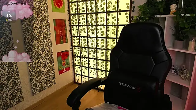 Snapshot of Maya_Light chatting on 03-16-25, 04:52 Maya Light online show from 03-16-25, 04:52