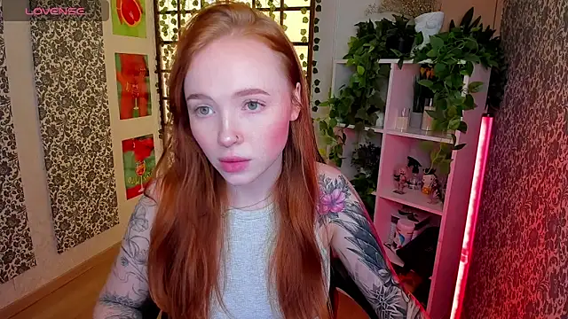 Snapshot of Maya_Light chatting on 10-08-25, 01:47 Maya Light online show from 10-08-25, 01:47