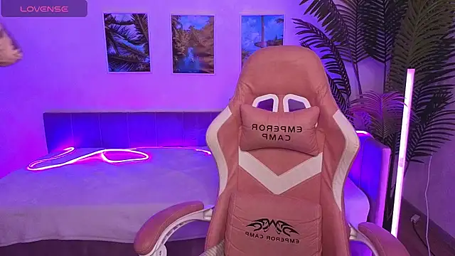 Snapshot of Maya_Light chatting on 10-18-25, 08:04 Maya Light online show from 10-18-25, 08:04