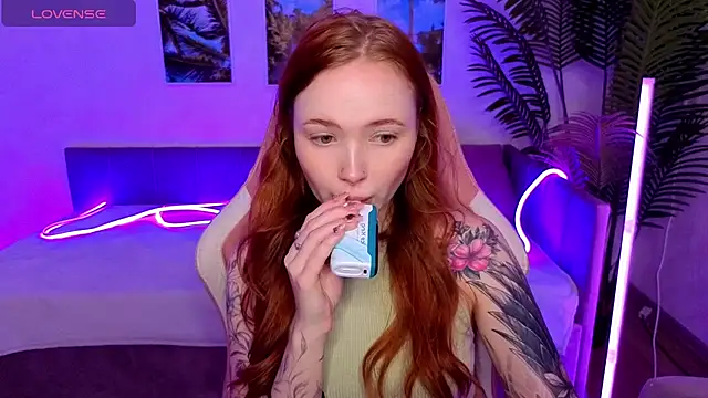 Snapshot of Maya_Light chatting on 10-21-25, 02:01 Maya Light online show from 10-21-25, 02:01