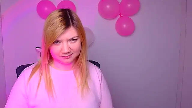 Snapshot of Lola_moree chatting on 02-12-25, 12:44 Lola moree online show from 02-12-25, 12:44