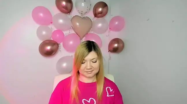 Snapshot of Lola_moree chatting on 02-14-25, 12:25 Lola moree online show from 02-14-25, 12:25