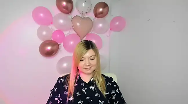 Snapshot of Lola_moree chatting on 02-14-25, 03:26 Lola moree online show from 02-14-25, 03:26