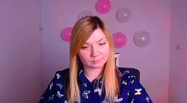 Snapshot of Lola_moree chatting on 02-17-25, 12:38 Lola moree online show from 02-17-25, 12:38