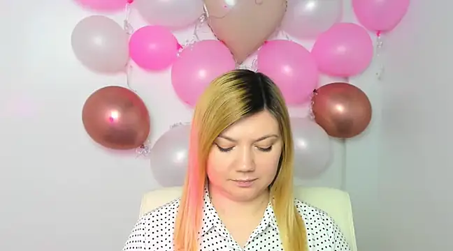 Snapshot of Lola_moree chatting on 02-19-25, 12:44 Lola moree online show from 02-19-25, 12:44