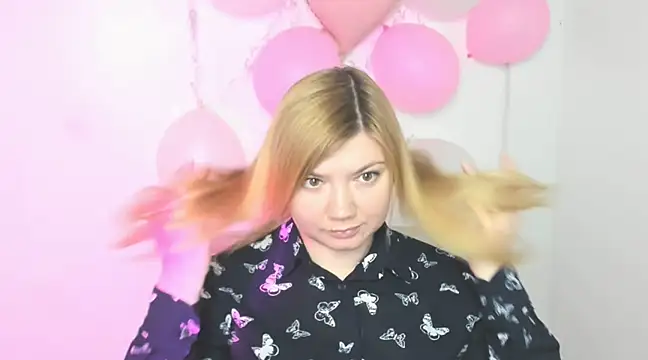 Snapshot of Lola_moree chatting on 03-11-25, 12:17 Lola moree online show from 03-11-25, 12:17