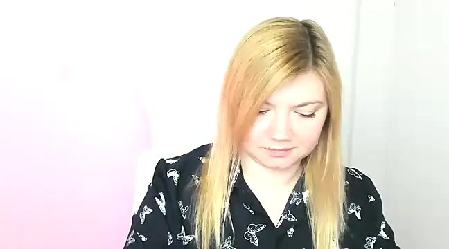 Snapshot of Lola_moree chatting on 03-12-25, 12:57 Lola moree online show from 03-12-25, 12:57