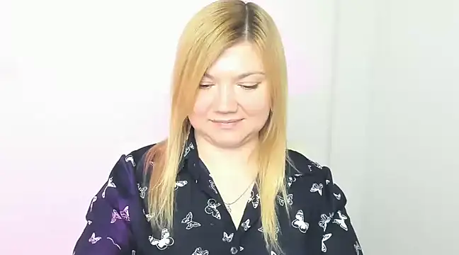 Snapshot of Lola_moree chatting on 03-18-25, 03:31 Lola moree online show from 03-18-25, 03:31