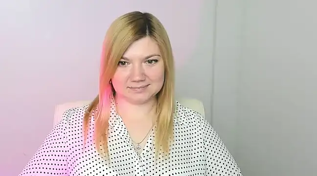 Snapshot of Lola_moree chatting on 03-19-25, 12:23 Lola moree online show from 03-19-25, 12:23