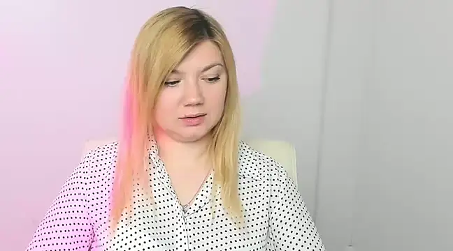 Snapshot of Lola_moree chatting on 03-20-25, 12:32 Lola moree online show from 03-20-25, 12:32