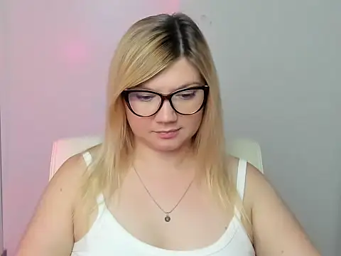 Snapshot of Lola_moree chatting on 09-15-25, 11:32 Lola moree online show from 09-15-25, 11:32