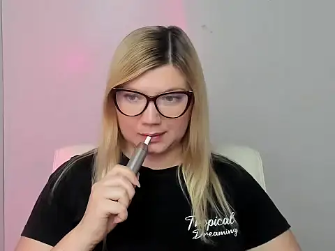 Snapshot of Lola_moree chatting on 09-17-25, 11:56 Lola moree online show from 09-17-25, 11:56