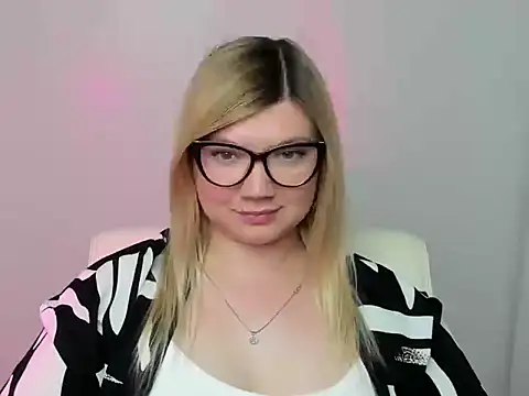 Snapshot of Lola_moree chatting on 09-21-25, 11:34 Lola moree online show from 09-21-25, 11:34