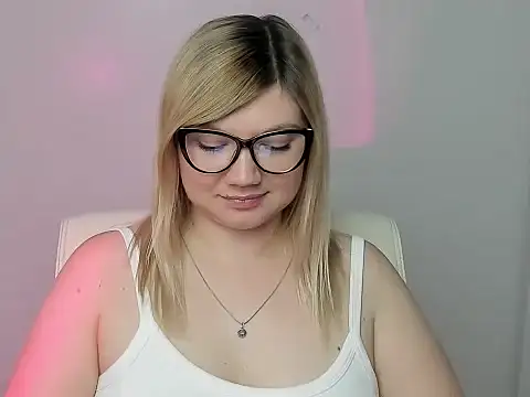 Snapshot of Lola_moree chatting on 09-29-25, 11:48 Lola moree online show from 09-29-25, 11:48