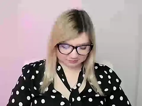 Snapshot of Lola_moree chatting on 10-15-25, 12:05 Lola moree online show from 10-15-25, 12:05