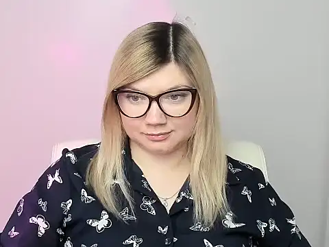 Snapshot of Lola_moree chatting on 10-17-25, 11:57 Lola moree online show from 10-17-25, 11:57