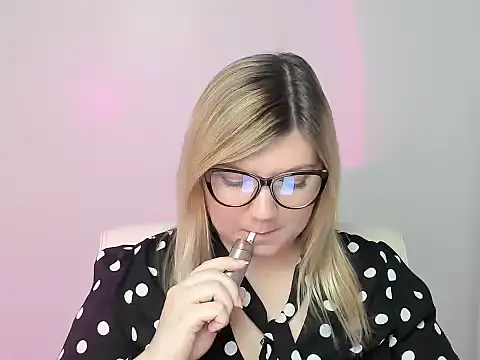 Snapshot of Lola_moree chatting on 10-22-25, 12:16 Lola moree online show from 10-22-25, 12:16