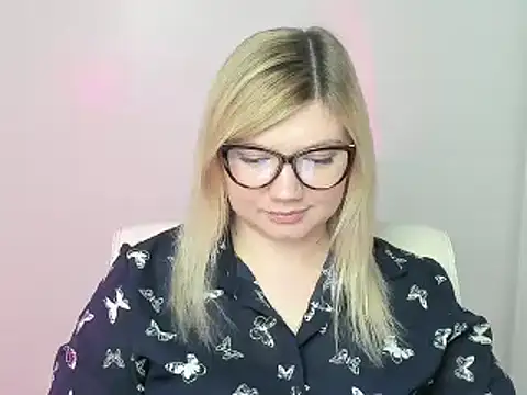 Snapshot of Lola_moree chatting on 11-04-25, 12:59 Lola moree online show from 11-04-25, 12:59