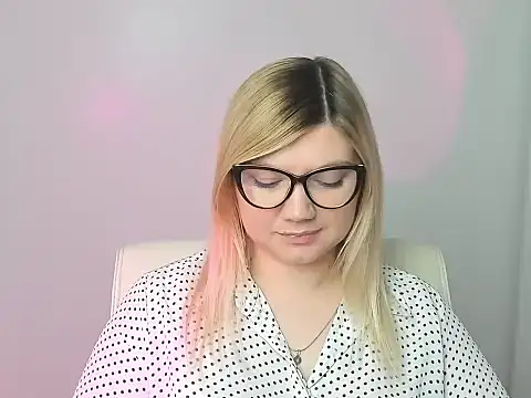 Snapshot of Lola_moree chatting on 11-07-25, 12:49 Lola moree online show from 11-07-25, 12:49